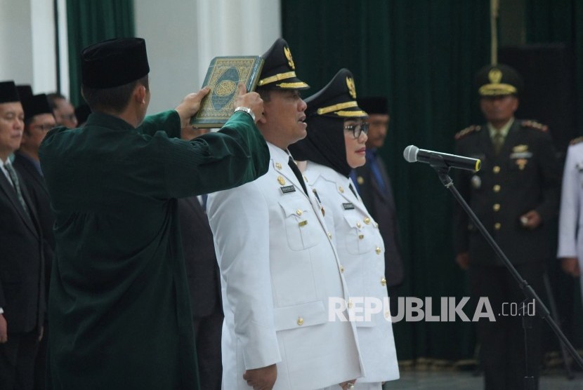 Nasrudin Aziz dan Eti Herawati mengucapkan sumpah jabatan saat dilantik sebagai Wali Kota dan Wakil Wali Kota Cirebon, di Aula Barat, Gedung Sate, Kota Bandung, Rabu (12/12). 