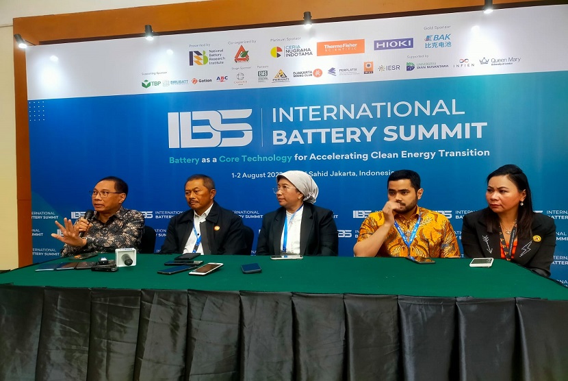 National Battery Research Institute (NBRI) bekerja sama dengan Asosiasi Penambang Nikel Indonesia (APNI) dan Queen Mary University of London, Inggris, menggelar The International Battery Summit (IBS) 2023. Kegiatan tersebut mengumpulkan para pemain baterai di seluruh dunia dan diharapkan dapat memberikan luaran berupa peta jalan baterai di Indonesia.