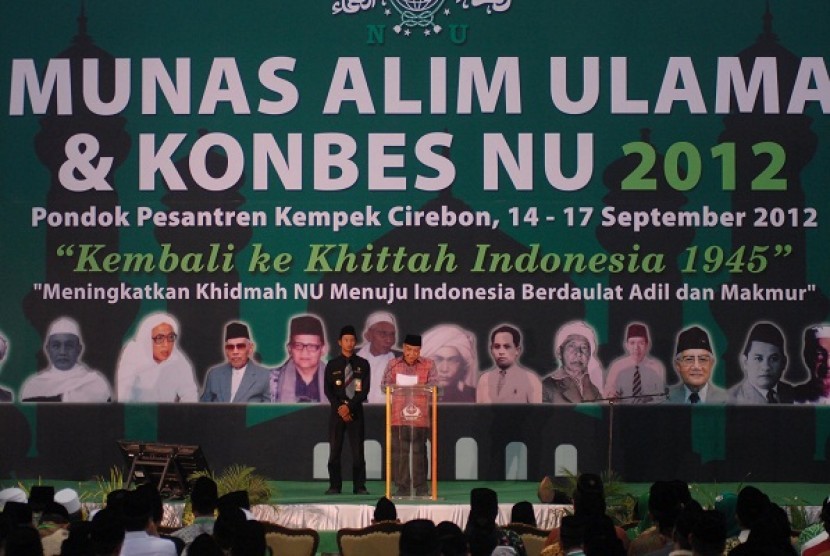 National Convention of Nahdlatul Ulama opens in Pesantren Kempek, Cirebon, West Java. The suggestion of death sentence for corruptor emerges on Sunday meeting.  