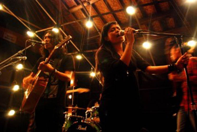 Grup band Cokelat pada Sabtu (28/1/2023) tampil dalam formasi lengkap di panggung konser tunggal Sheila on 7.