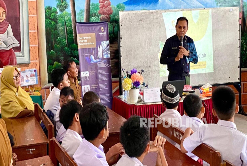 Nawakara mengedukasi siswa SD terkait keselamatan dan lingkungan. 