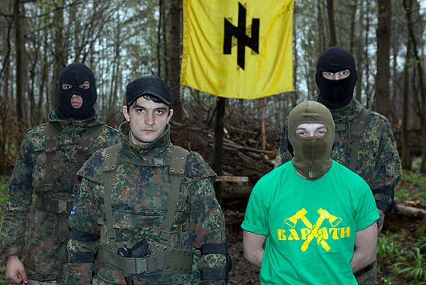 Nazar Maksymiv (kanan) mengenakan kaos kelompok suporter 'Berserker' saat bersama jenderal 'Patriot Ukraina', Serhiy Syvachuk (kiri), di kamp pelatihan militer.