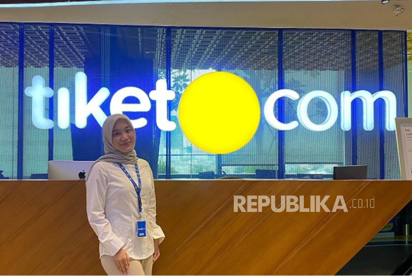 Nazwa Naura, mahasiswa Program Studi Digital Entrepreneur (Kewirausahaan) Cyber University menerima tantangan untuk mengikuti Program Magang Industri di salah satu perusahaan teknologi terbesar di Indonesia yaitu tiket.com, pada semester genap 2025.