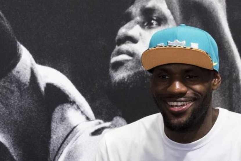 NBA basketball player LeBron James of the US team Cleveland Cavaliers smiles during a promotional event in Hong Kong July 23, 2014.