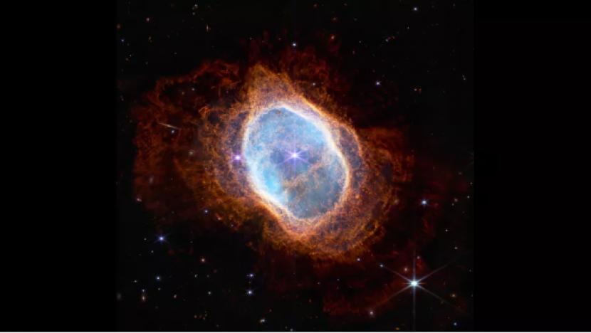 Nebula Cincin Selatan yang diambil dengan instrumen NIRCam Webb. Teleskop  melihat nebula ini dalam inframerah-dekat.