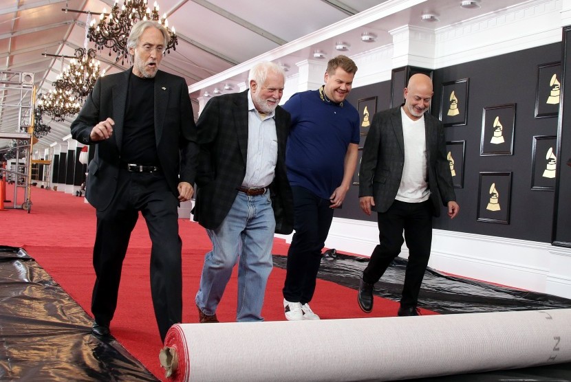 Neil Portnow (kiri) menggelar karpet merah jelang persiapan acara Grammy Awards ke-59 di Los Angeles, California, Amerika Serikat, pada 9 February 2017. 