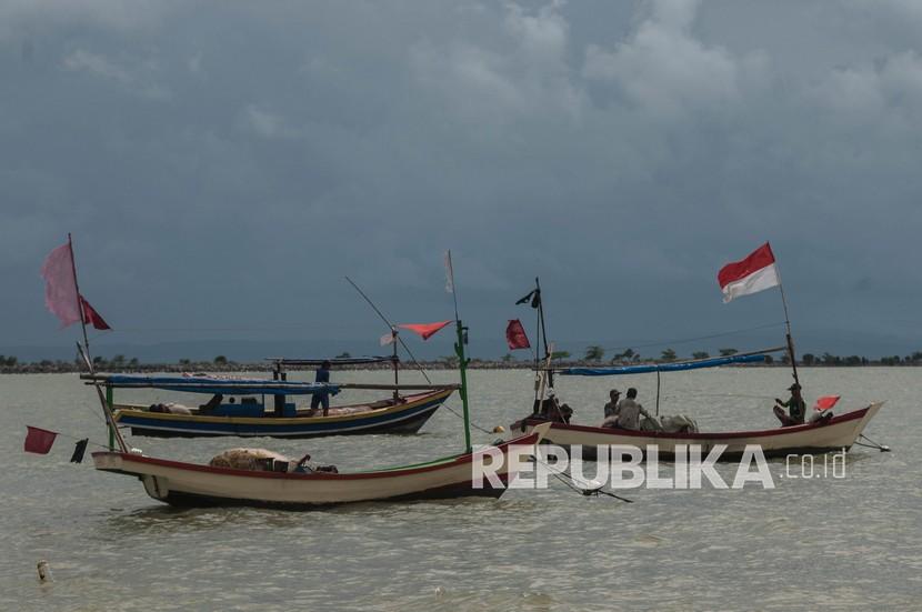 12 Jam Terombang-ambing di Samudera, 2 Nelayan Lebak Selamat. Nelayan beraktivitas di dalam kapalnya di Pantai Laba, Pandeglang, Banten.