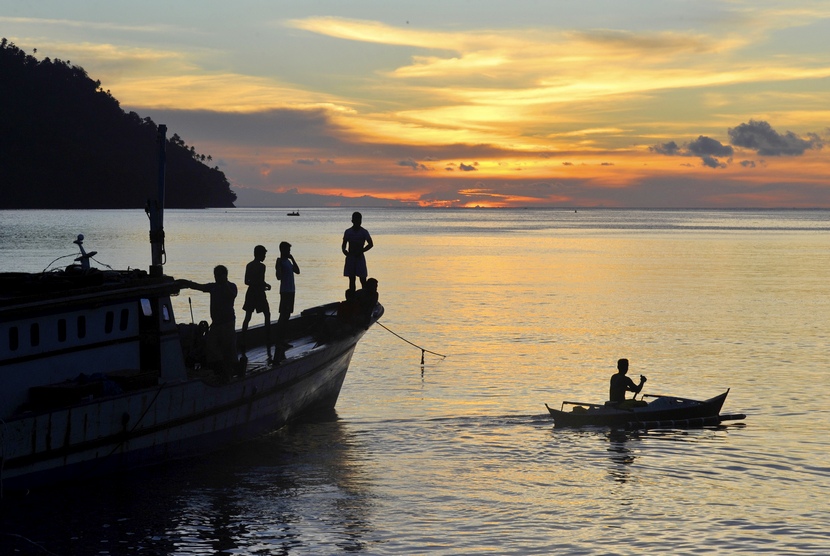 Nelayan beraktivitas di Pelabuhan Tahuna, Kelurahan Tidore, Tahuna Timur, Kepulauan Sangihe, Sulawesi Utara.