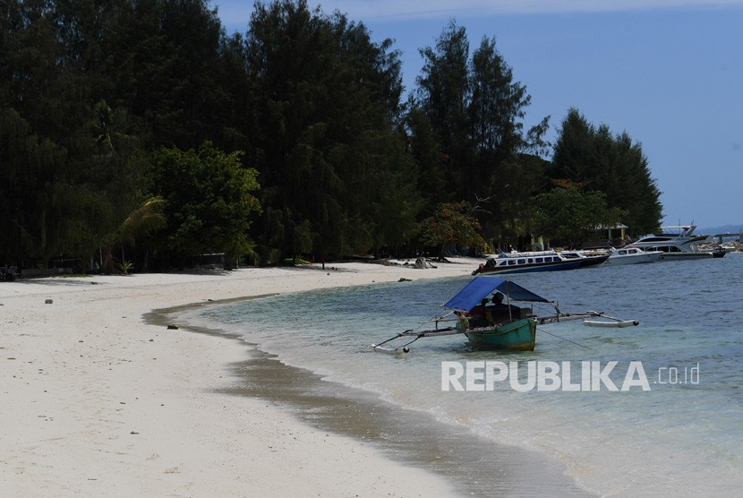 Nelayan beraktivitas di Pulau Daloha, Morotai, Maluku Utara, Rabu (9/10/2019). Badan Pusat Statistik (BPS) Provinsi Maluku mencatat ekonomi Maluku kuartal IV-2020 mengalami kontraksi 3,42 persen (yoy). 