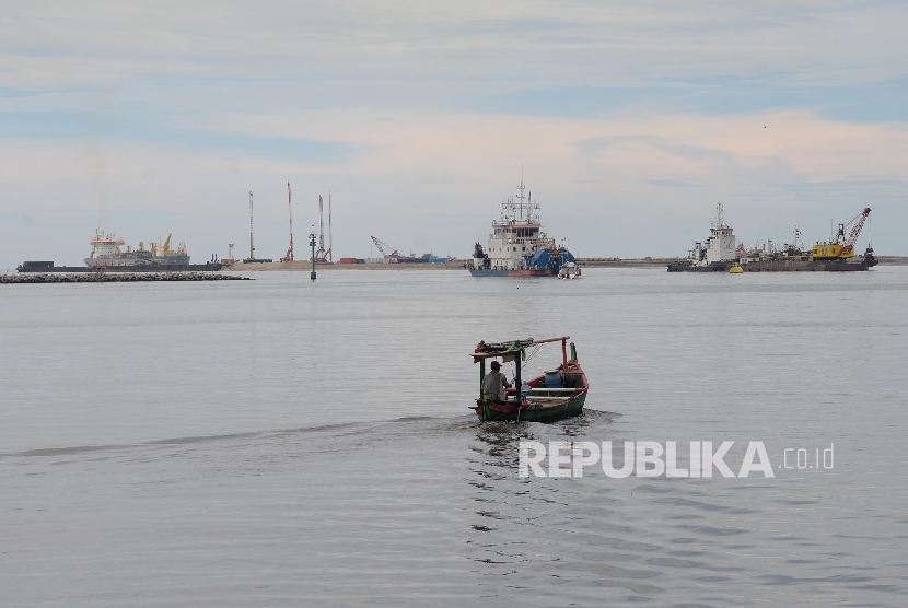 Nelayan berlayar di kawasan Pelabuhan Muara Angke, Penjaringan, Jakarta Utara, Selasa (12/4). (Republika/Yasin Habibi)