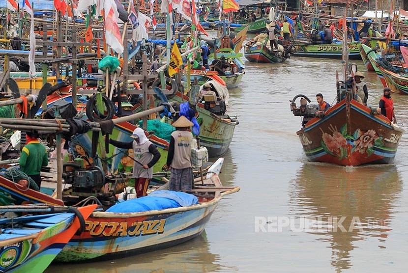 Nelayan bersiap melaut di M Lombang, Juntinyuat, Indramayu, Jawa Barat, Senin (20/2). Nelayan setempat mulai melaut setelah beberapa pekan terhenti akibat cuaca buruk.