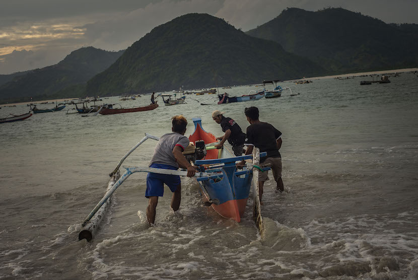 Nelayan bersiap melaut di Pantai Selong Belanak, Lombok Tengah, Nusa Tenggara Barat, Selasa (2/3/2021). Pantai Selong Belanak memiliki potensi panorama yang tidak kalah dengan pantai-pantai lainnya di wilayah Lombok dan cocok dikembangkan sebagai daerah wisata seperti selancar, selam permukaan (snorkeling), kano serta aktivitas kebaharian lainnya. Fenomena Supermoon, Nelayan di Lombok Tengah Diimbau tak Melaut