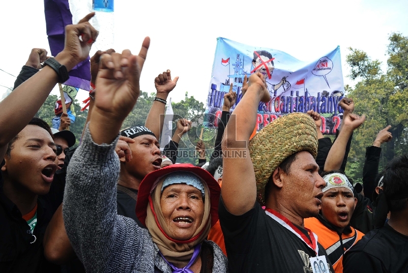 Nelayan dari berbagai daerah mengikuti aksi di depan Kantor Kementerian Kelautan dan Perikanan, Jakarta, Kamis (26/2).