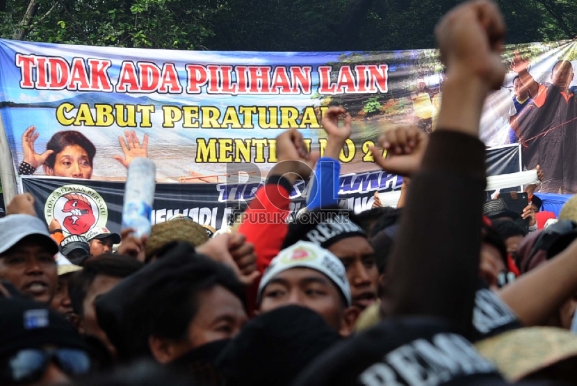 Nelayan dari berbagai daerah mengikuti aksi di depan Kantor Kementerian Kelautan dan Perikanan, Jakarta, Kamis (26/2).