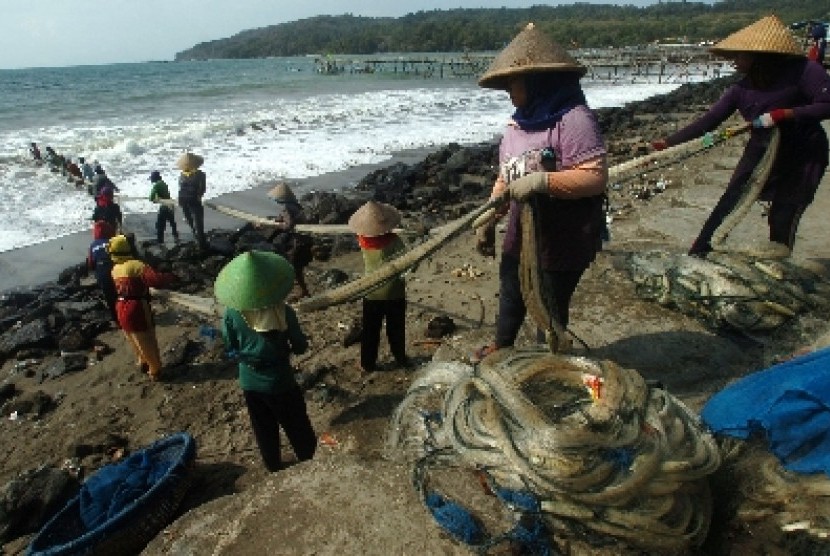 Nelayan di pesisir Pantai Timur, Pangandaran, Jawa Barat, Selasa (1/8).