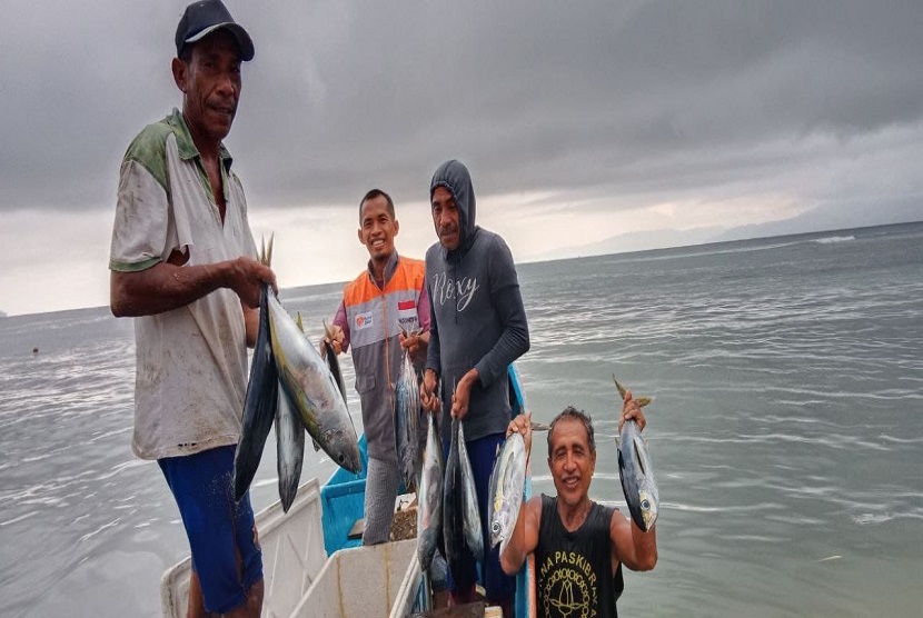 Nelayan Halmahera, Sayuti dan Mulyadi mulai berangkat melaut pada pukul 01.30 WIT meski gelombang laut naik kembali. Keduanya adalah warga Halmahera Maluku Utara, yang menerima manfaat Program Rumah Zakat.