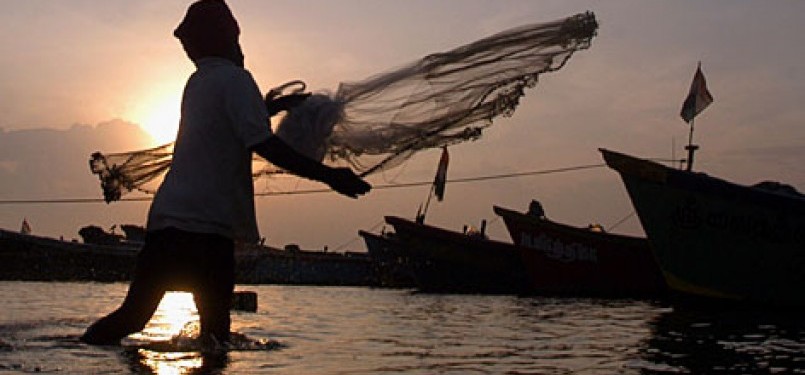 Nelayan India tengah mencari ikan di laut.