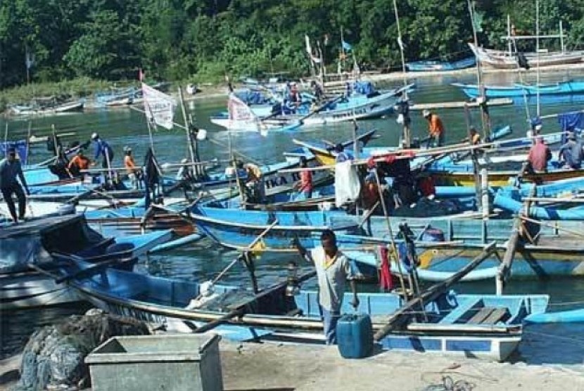 Nelayan Indramayu (ilustrasi). Pasokan ikan dari nelayan berkurang drastis akibat cuaca buruk.