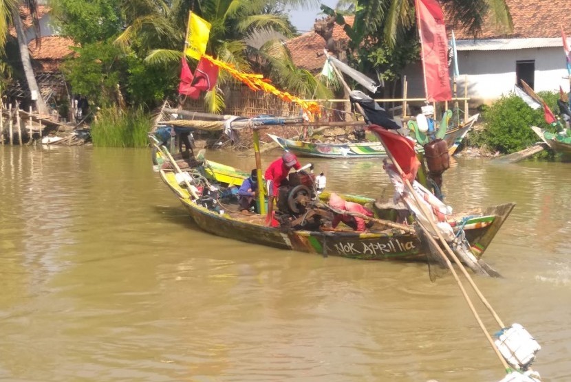 Nelayan Kabupaten Karawang, antusias menjadi pengumpul limbah minyak mentah di laut utara tersebut, Senin (29/7).