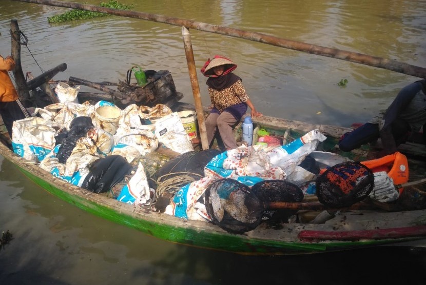 Nelayan Kabupaten Karawang, antusias menjadi pengumpul limbah minyak mentah di laut utara tersebut, Senin (29/7). 