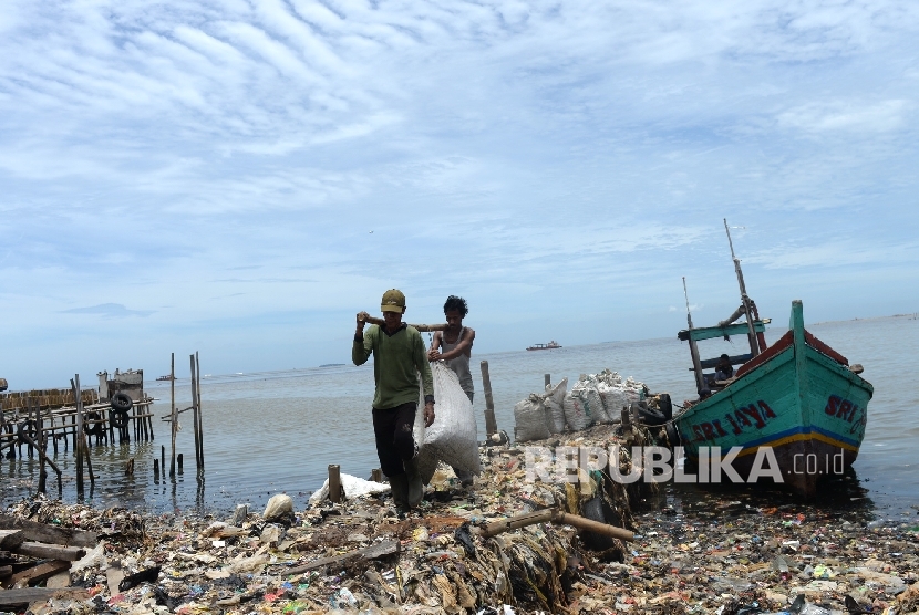 Pembangunan proyek pergudangan di Pelabuhan Muara Angke, Kecamatan Penjaringan, Jakarta Utara, menghambat akses nelayan dan bongkar muat hasil tangkapan.