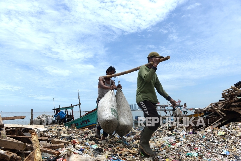 Nelayan kerang hijau membawa hasil tangkapan di Muara Angke, Jakarta Utara, beberapa waku lalu.