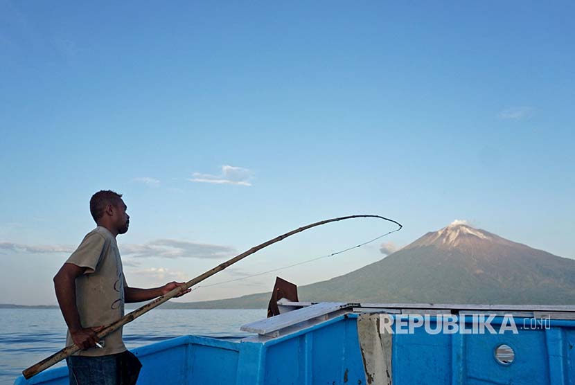 Nelayan Larantuka menggunakan joran tradisional saat memancing ikan Cakalang di perairan Flores, NTT 