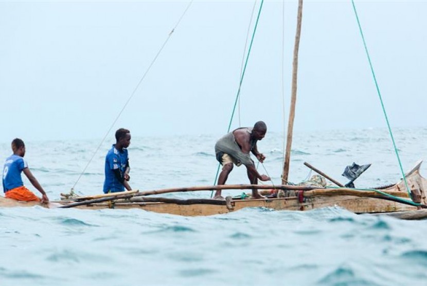 Nelayan Madagaskar berburu hiu.