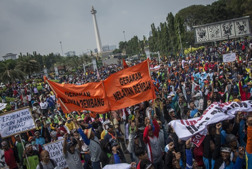 Nelayan melakukan aksi unjuk rasa di depan Istana Negara, Jakarta, Selasa (11/7). 