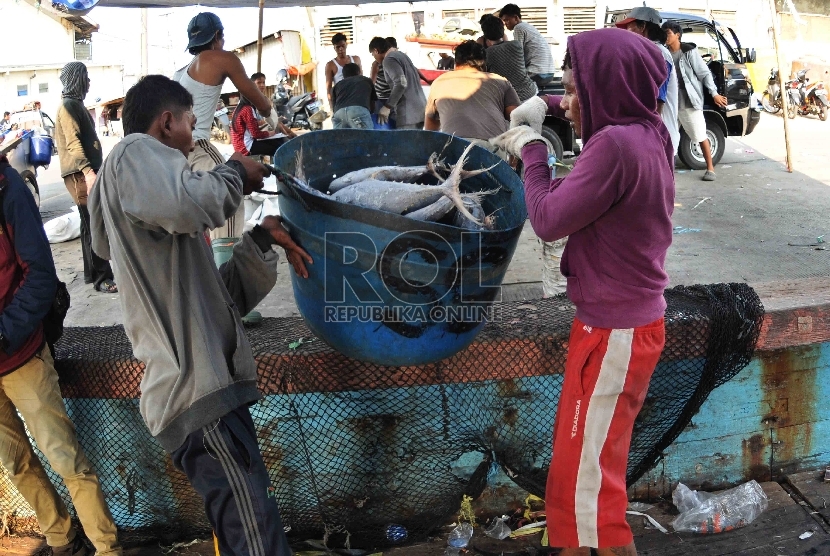 Nelayan melakukan bongkar muat ikan di pelabuhan Muara Baru, Penjaringan, Jakarta Utara, Selasa (22/9).Republika/Agung Supriyanto