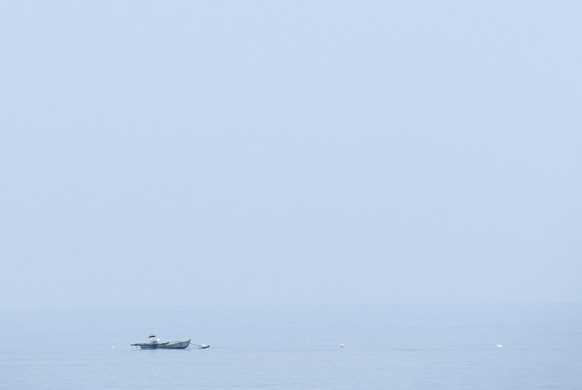  Nelayan melaut di Pantai Air Manis, Padang, Sumatera Barat (8/9). 