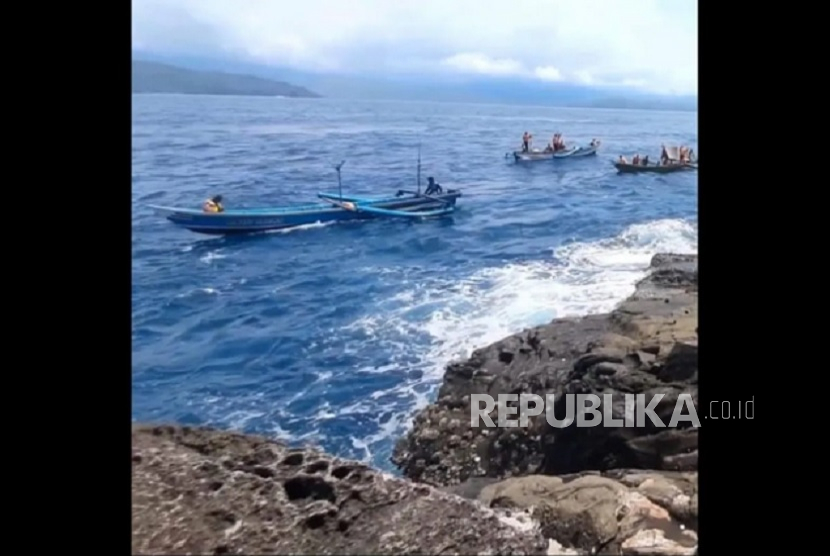 Nelayan melintas dekat salah satu pulau yang disengketkan antara Pemkab Trenggalek dan Tulungagung.