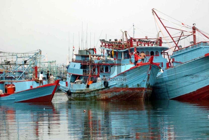 Nelayan memarkir kapal usai bongkar muatan di Pelabuhan Samudra