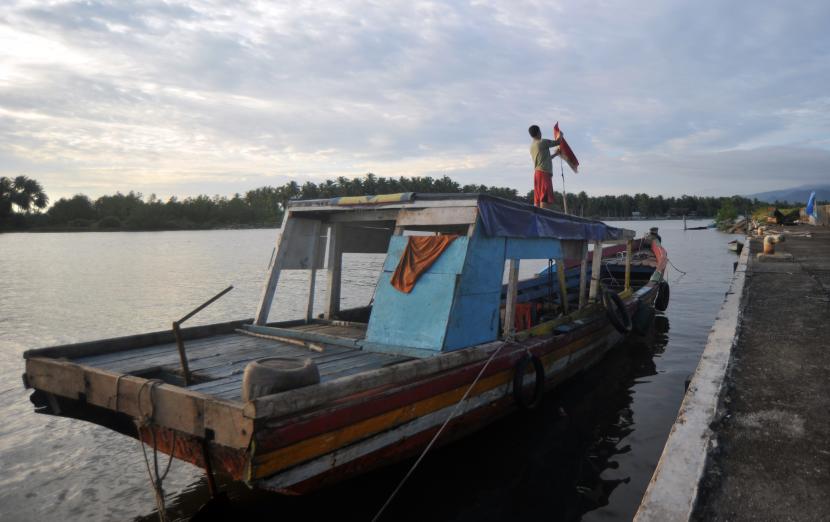 Nelayan memasang bendera di kapalnya di kawasan Pangkalan Pendaratan Ikan (PPI) Muaro Anai, Padang, Sumatera Barat