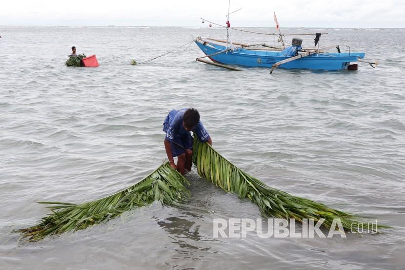 Nelayan memasang rumpon di area laut dangkat Pantai Malabero, Bengkulu, Senin (8/6/2020). Nelayan sekitar menggunakan rumpon sebagai media untuk mengumpulkan ikan di area laut dangkal agar hasil tangkapan ikan nelayan lebih maksimal. 
