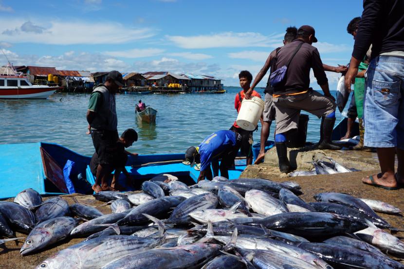 Nelayan membongkar muatan tangkapan ikan di Tempat Pelelangan Ikan (TPI). 