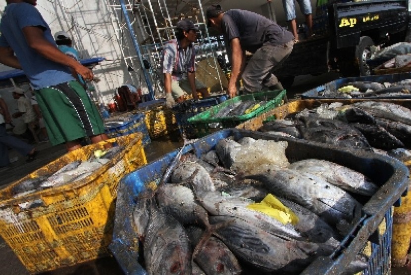 Nelayan memilah ikan di tempat penjualan ikan seusai bongkar muat kapal nelayan di Muara Baru, Jakarta, Ahad (6/5). 