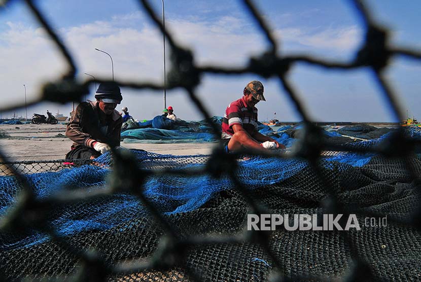 Nelayan memperbaiki alat tangkap cantrang di Pelabuhan Branta, Pamekasan, Jawa Timur, Jumat (2/2). Nelayan cantrang di daerah itu mulai beroperasi lagi setelah pemerintah menunda larangan penggunaan alat tangkap tersebut.  