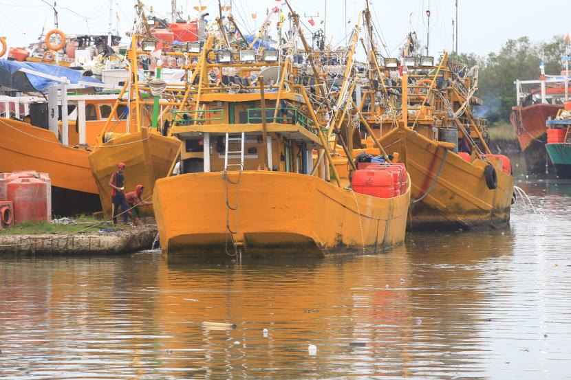 Nelayan memperbaiki kapal di dermaga perikanan Karangsong, Indramayu, Jawa Barat, Senin (6/6/2022). Ratusan kapal nelayan besar di daerah tersebut tidak melaut sejak sebulan terakhir akibat terimbas kenaikan harga BBM jenis solar industri yang mencapai Rp16.900 per liter. 