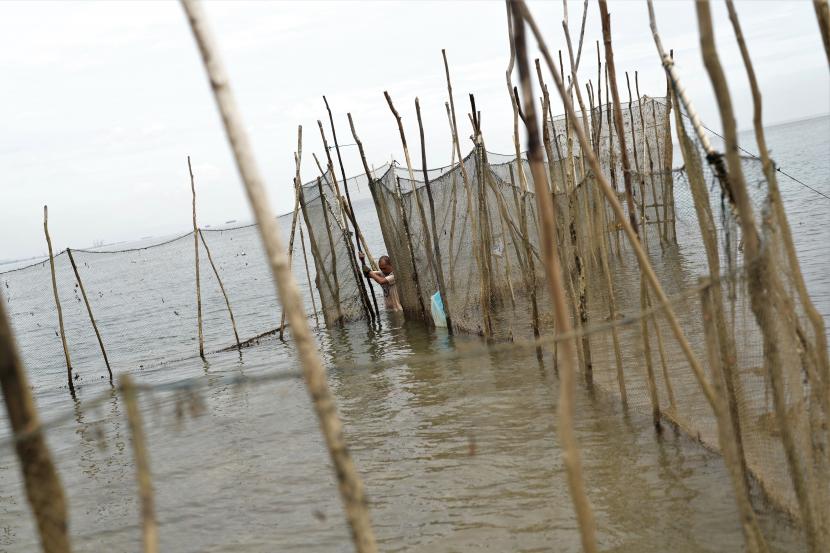 Nelayan memperbaiki perangkap ikan berbahan kayu dan jaring ikan di areal pesisir Konawe, Sulawesi Tenggara. (ilustrasi)