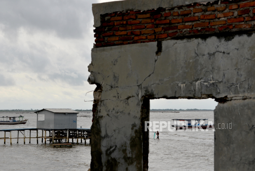 Nelayan mencari ikan di kawasan Tanjung Pasir, Kabupaten Tangerang, Banten, Jumat (10/1/2024). Nelayan mengeluhkan sulit mencari tangkapan ikan akibat adanya pagar laut yang membentang di perairan Tangerang, Banten.