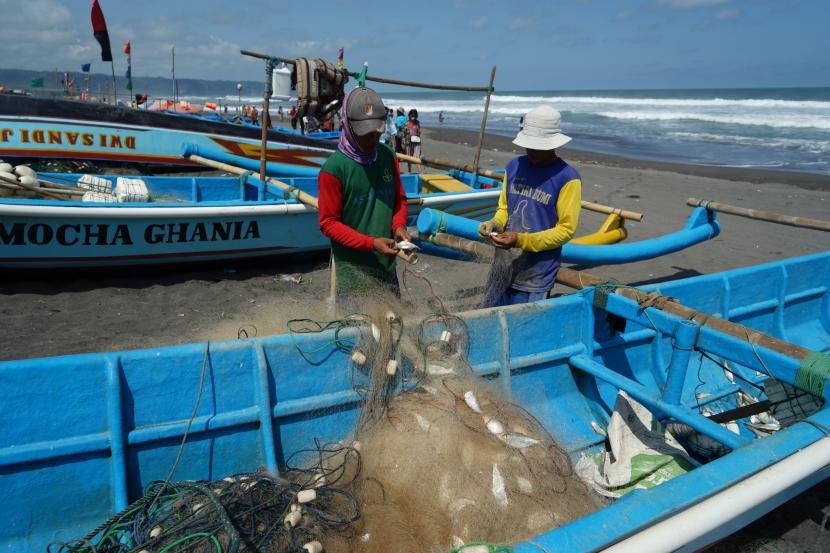 Nelayan mengambil ikan hasil tangkapan di Pantai Depok, Bantul, D.I Yogyakarta.