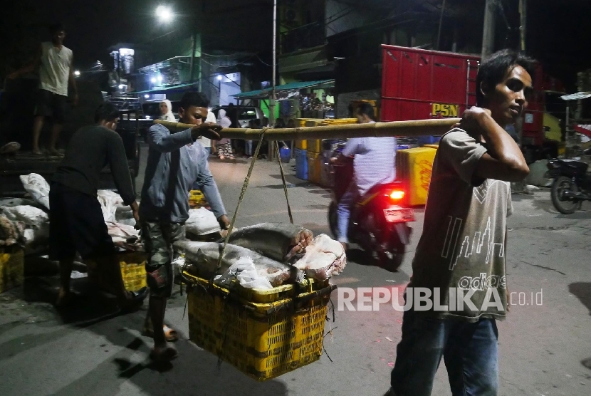 Nelayan mengangkat ikan-ikan beku, yang berasal dari pelabuhan Muara Baru di kampung nelayan Kalibaru Cilincing, Jakarta, Utara, Sabtu (4/3) malam. 