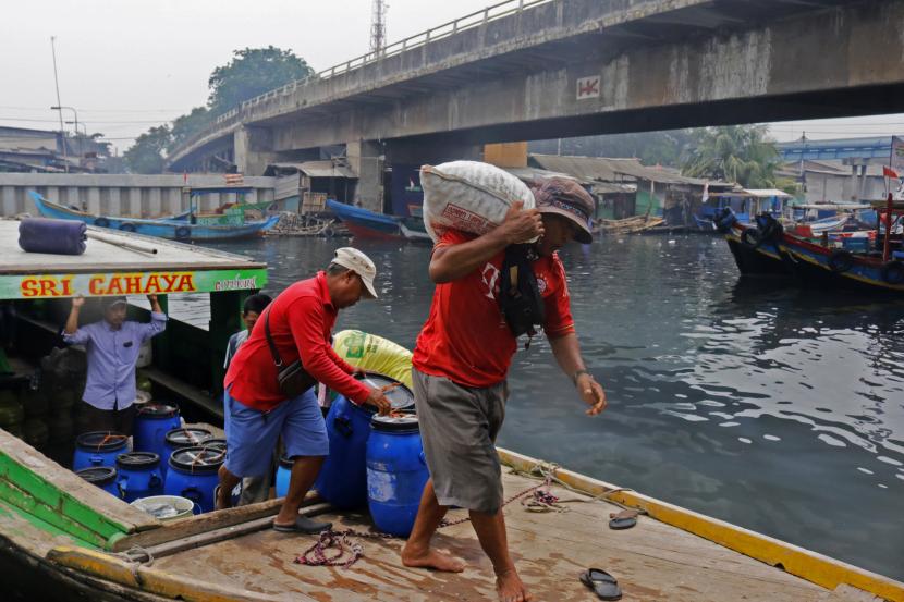Nelayan mengangkat karung berisi kerang di Tempat Pelelangan Ikan (TPI) Cilincing, Jakarta, Selasa (11/10/2022). Kementerian Kelautan dan Perikanan (KKP) memperketat pengawasan pendaratan ikan.