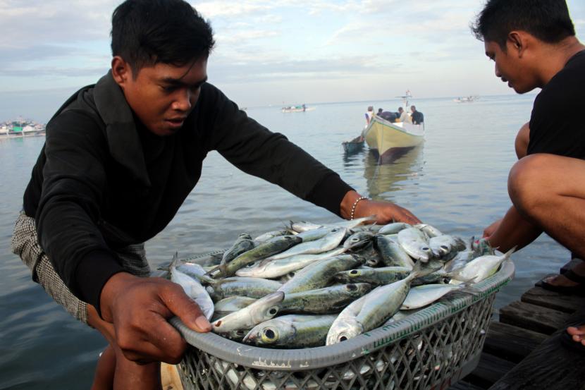 Nelayan mengangkut hasil tangkapannya di Tempat Pelelangan Ikan (TPI) Beba, Kabupaten Takalar, Sulawesi Selatan, Senin (17/5/2021). ilusrrasi