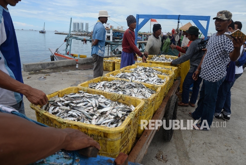 Nelayan mengangkut ikan hasil tangkapan di Pelabuhan Muara Angke, Penjaringan, Jakarta Utara, Selasa (12/4). (Republika/ Yasin Habibi)