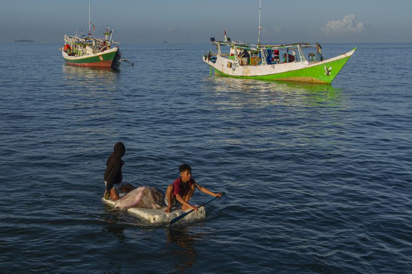 Nelayan mengangkut ikan hasil tangkapannya di perairan Pangkalan Pendaratan Ikan (PPI) Beba, Kabupaten Takalar, Sulawesi Selatan. Lautan dunia menjadi yang terpanas sepanjang sejarah, terjadi pada 2022. Ini menunjukkan perubahan besar dan luas yang disebabkan oleh emisi dari manusia terhadap iklim Bumi.
