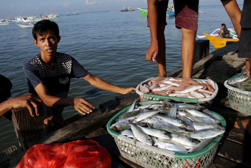 Nelayan mengangkut ikan hasil tangkapannya di Tempat Pelelangan Ikan (TPI) Beba di Kabupaten Takalar, Sulawesi Selatan, Minggu (3/10/2021). Kementerian Kelautan dan Perikanan (KKP) akan menerapkan kebijakan penangkapan ikan secara terukur pada Januari 2022 guna memastikan keseimbangan antara pertumbuhan ekologi dan ekonomi serta keberlanjutan sumber daya perikanan nasional untuk mendukung ketahanan pangan dan sosial-ekonomi manyarakat.