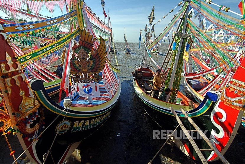 Nelayan menghias perahu untuk persiapan upacara 'petik laut' di Pantai Desa Kaduara Timur, Sumenep, Jawa Timur, Selasa (14/3). Petik laut yang berlangsung dari tanggal 14-16 Maret tahun ini.