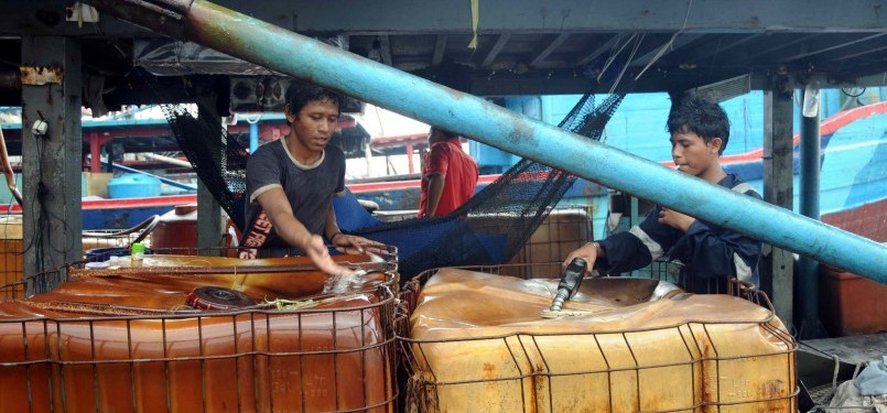 Nelayan mengisi bahan bakar minyak (BBM) solar di atas kapal sebelum melaut di SPBU Pelabuhan Ikan Muara Angke, Jakarta Utara, Rabu (29/2). (Republika/Wihdan Hidayat)